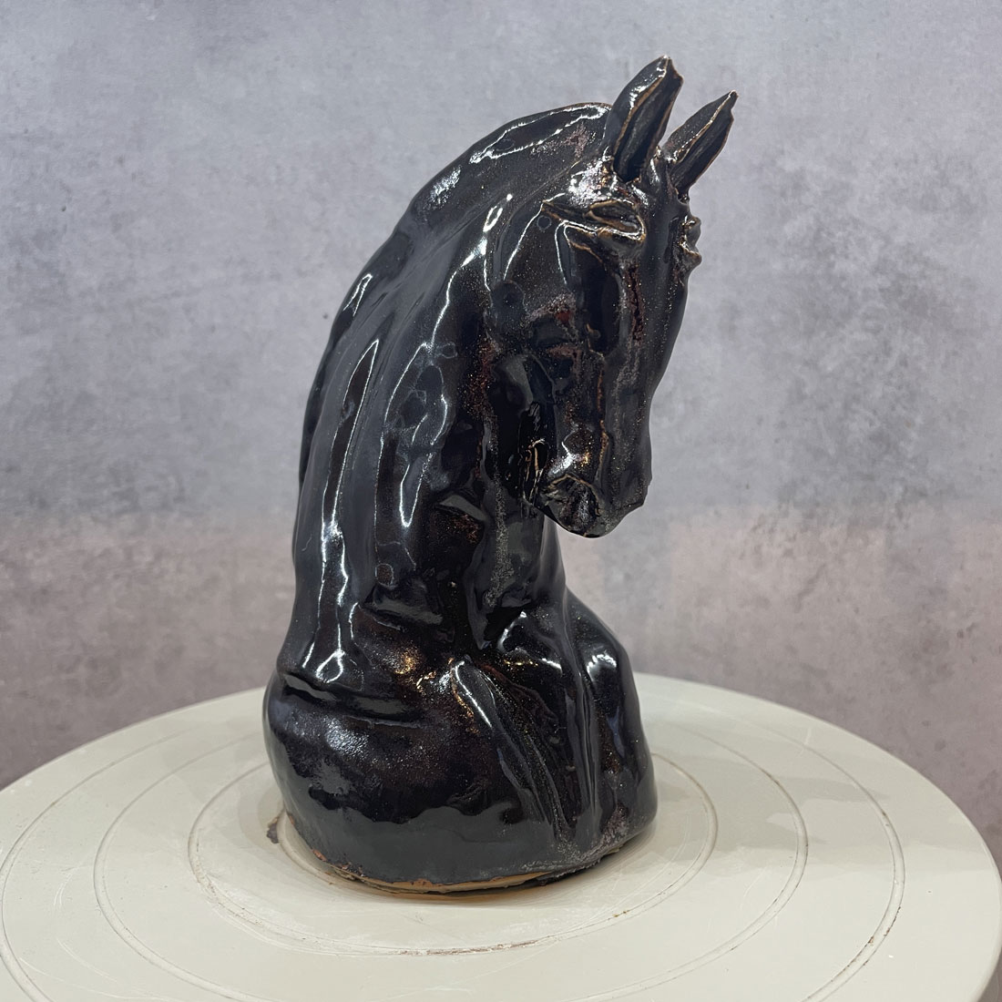 Hästhuvud i stengods