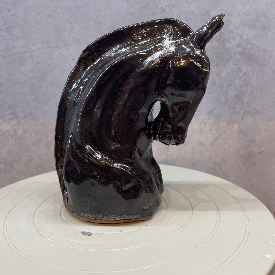 Hästhuvud i stengods